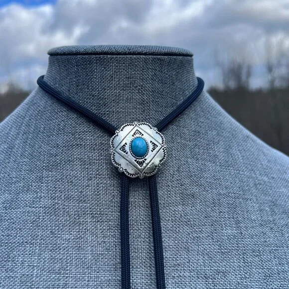 Classic Southwestern Style Bolo Tie Black Cord Dangling Arrow Tips - Picture 1 of 7